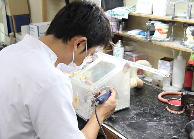 院内の歯科技工士が直接見て、質を求めた補綴物を作製します