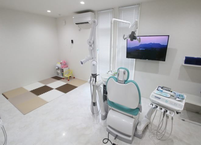 明るい雰囲気の院内デザイン。親子一緒に入れるファミリールームという診療室も準備しました