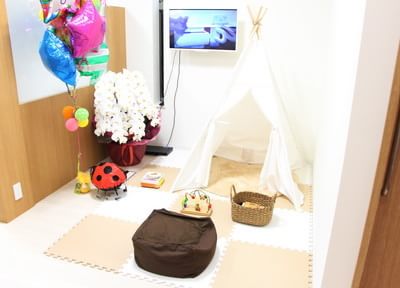 お子さま連れの患者さまのために、キッズスペースをあえて診療室の中へ