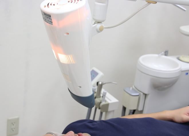 特殊なフィルターを通して光を照射するシステムを採用。熱さ、痛みを抑え、歯茎に低刺激です