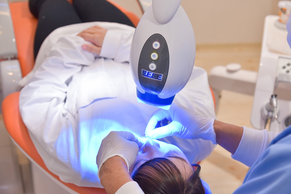 ホワイトニングで歯を白くして、気持ちも明るく、自信の持てる笑顔へ