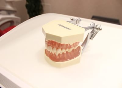 入れ歯治療に入る前にお口の治療、入れ歯を作成後のアフターケアをしっかり行います。