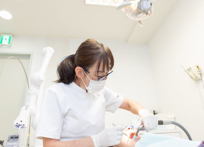 歯周病を防ぐため、歯科衛生士による歯石除去とセルフケアのアドバイスをしています