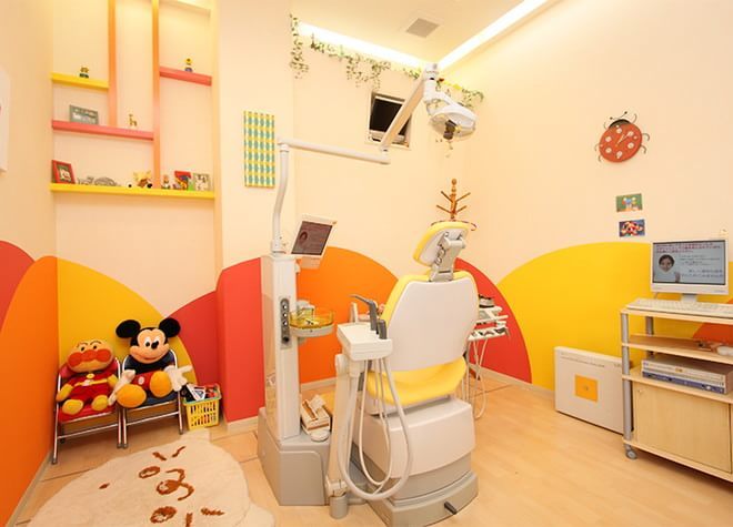 おもちゃが置いてあり、カラフルな内装になっている小児専用の診療室で治療を行っています